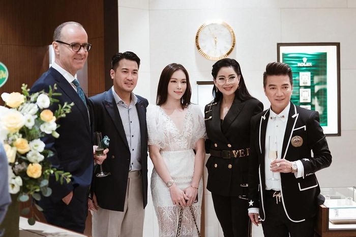 Mới đây, người mẫu Linh Rin gây bất ngờ khi công khai hình ảnh xuất hiện bên Philip Nguyễn cùng bố mẹ anh là doanh nhân Johnathan Hạnh Nguyễn và cựu diễn viên Thủy Tiên.