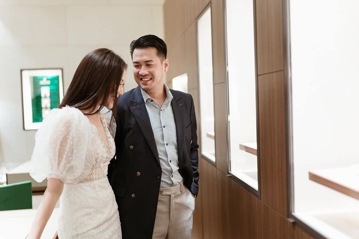 Trên trang cá nhân, Linh Rin viết: "Thật là một buổi tối ý nghĩa và vô cùng ấm cúng với Linh, đặc biệt là khi có một người đồng hành điển trai đúng nghĩa. Phải cảm ơn bạn yêu vì ưu ái mình, để mình có tấm hình đẹp cùng hai sếp lớn".