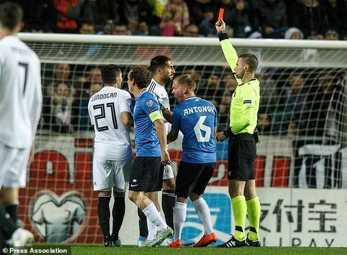 ...với tấm thẻ đỏ của Emre Can