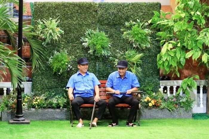 Huyme thể hiện trên gương mặt đầy bối rối và lo sợ khi bước vào phòng của Trường Giang. Nhập vai người bảo vệ tòa nhà và là anh em kết nghĩa với Trường Giang, Huyme - vốn là một chàng trai hiền lành, chân thật - luôn phải tỉnh táo, tìm ra cách ứng biến nhanh nhạy để vượt qua thử thách một cách an toàn.