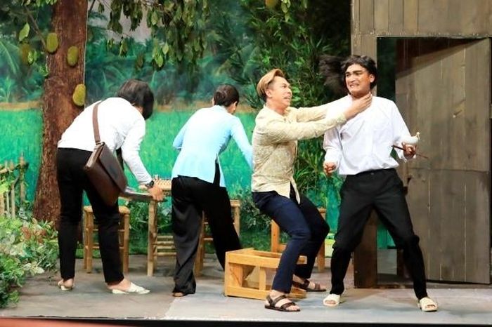 Bởi sự bức xúc dồn nén ngay trong bữa cơm gia đình có sự góp mặt của hàng xóm, Hồ Việt Trung liên tục đánh, bóp cổ và ném thức ăn vào người Mạc Văn Khoa khiến cả trường quay cười nghiêng ngả.