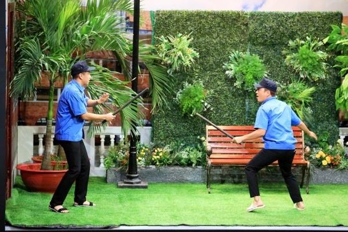Nhờ lối diễn mộc mạc, chân chất, Huyme nhận được rất nhiều lời khen từ trưởng phòng và từ MC Xuân Bắc.