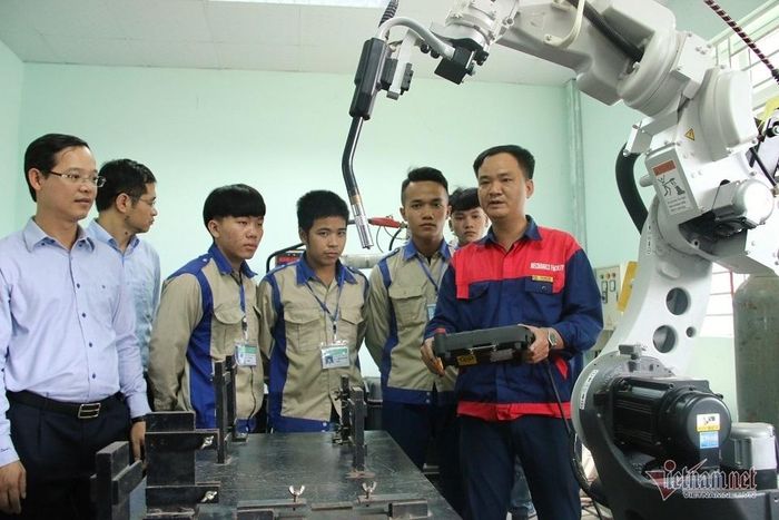 Thầy trò Trường CĐ Cơ khí Nông nghiệp (Vĩnh Phúc) tập sử dụng robot. Ảnh: Hạ Anh.