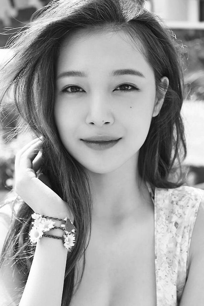 Sulli khiến dư luận bàng hoàng khi tự tử ở tuổi 25.