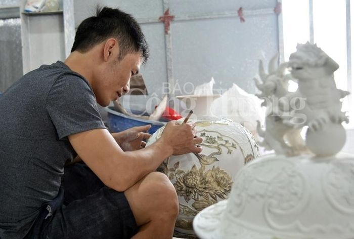 Khắc nổi, khắc chìm đòi hỏi ngườ thợ phải thực sự khéo léo 