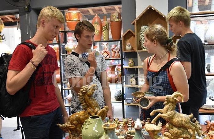 Sản phẩm gốm Bát Tràng là sự lựa chọn yêu thích của du khách trong và ngoài nước