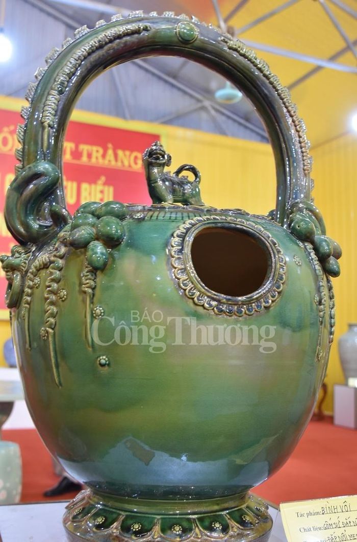 Màu men gia truyền được thể hiện rõ nét trong từng sản phẩm sắc đa dạng