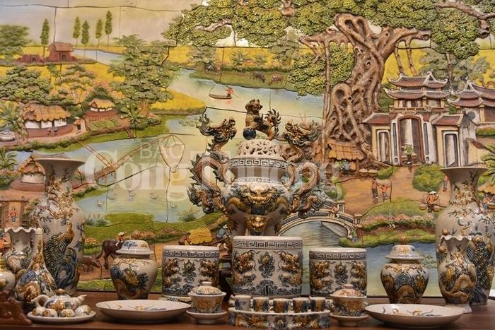 Cây đa, bến nước, sân đình được khắc họa rất tài tình của các nghệ nhân