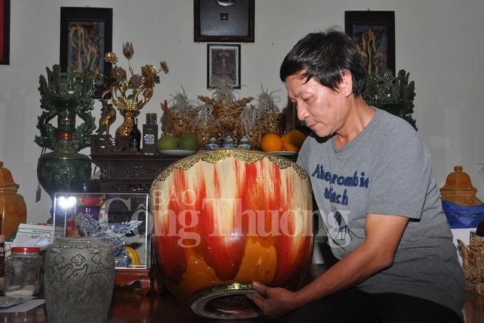 Nghệ nhân Trần Độ luôn tìm tòi phục chế những hình khối, màu men cổ