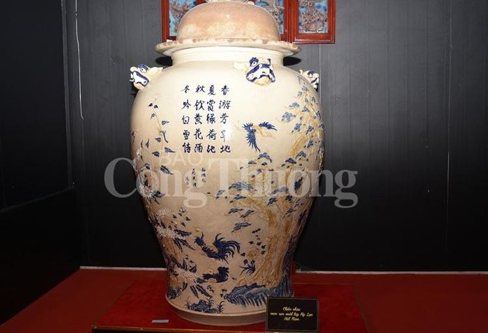 Chiếc chóe men rạn vuốt tay kỉ lục Việt Nam