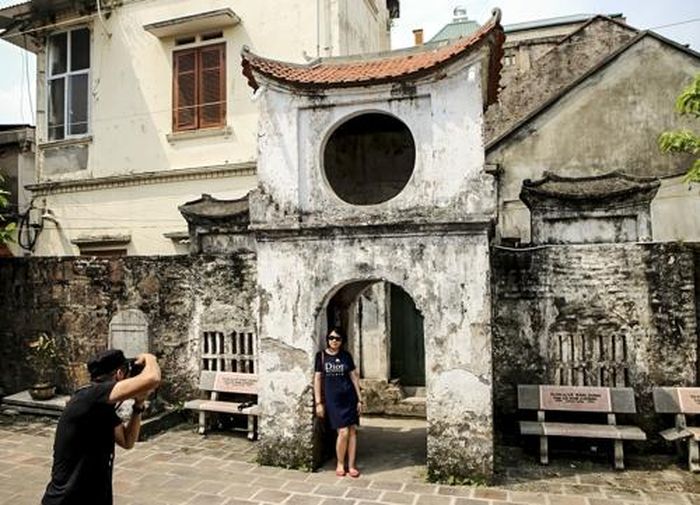 Du khách tham quan, chụp hình lưu niệm tại Bát Tràng