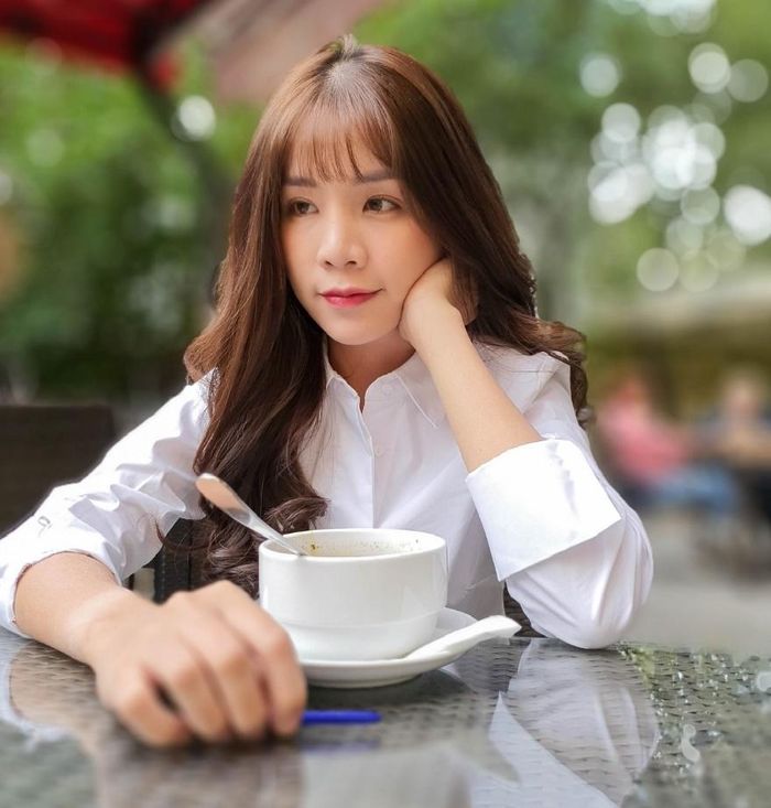 Ngọc Vy thích chụp ảnh du lịch bằng smartphone để có hành trang gọn nhẹ, dễ sử dụng, chia sẻ nhanh với bạn bè. Cô nàng chọn Galaxy Note10 đồng hành trong chuyến du ngoạn châu Âu, bởi những ưu điểm về camera góc rộng, siêu rộng giúp Vy có khung ảnh hoành tráng hơn. Đồng thời, S Pen trên Galaxy Note10 có chế độ điều khiển không chạm, đóng vai trò như remote điều khiển camera, chuyển chế độ chụp, zoom ảnh giúp “nâng trình” selfie khi du lịch một mình. 