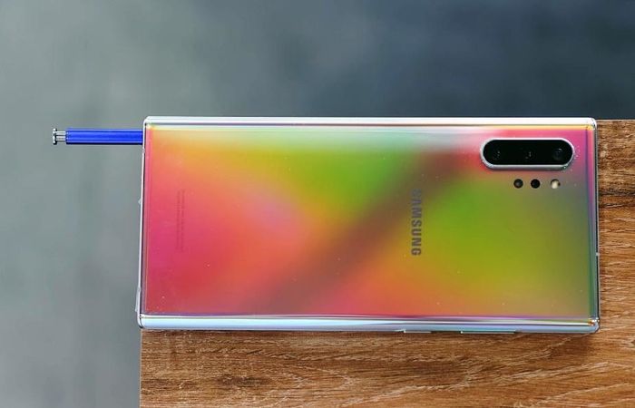 Galaxy Note10 và Galaxy Note10+ là bộ đôi smartphone cao cấp nhất của Samsung hiện nay, sở hữu màn hình Dynamic AMOLED 6,3 inch và 6,8 inch. Máy trang bị camera chuyên nghiệp, nhiều hiệu ứng, chống rung, có thể xóa phông khi quay video. Máy có dung lượng pin cao, đáp ứng mọi tác vụ trong suốt ngày dài, không lo hết pin gián đoạn trải nghiệm. S Pen trên bộ đôi Galaxy Note10 được trang bị tính năng Air Action cho phép điều khiển không chạm, trở thành trợ thủ đắc lực cho người dùng. 