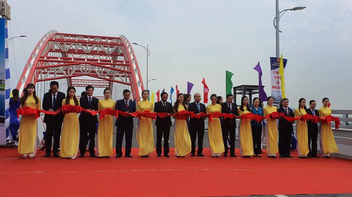 Thủ tướng cho rằng không khí phát triển của Hải Phòng rất đáng mừng, là dấu ấn mạnh mẽ của Thành phố biển đang vươn lên.