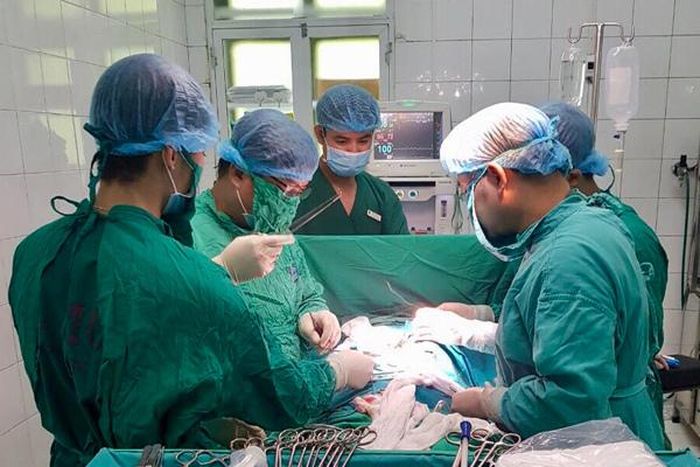 Ekip bác sĩ phẫu thuật cho bệnh nhân