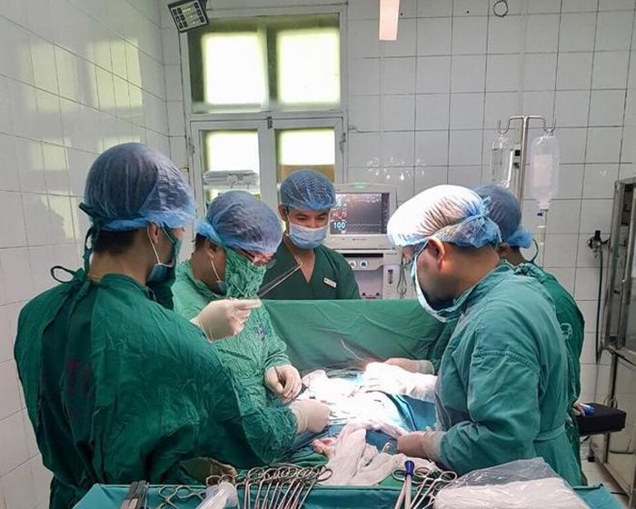Các bác sĩ phẫu thuật cắt bỏ khối u cho bệnh nhân (ảnh: Cand)