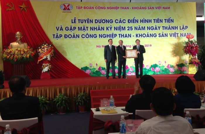 TKV đón nhận tặng bằng khen của Chính phủ. Ảnh: Thảo Nguyên/BNEWS/TTXVN