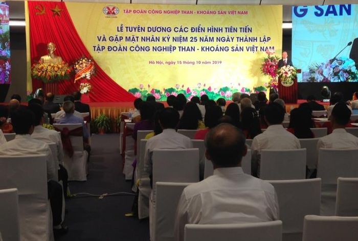 Tuyên dương các điển hình tiên tiến và gặp mặt nhân dịp kỷ niệm 25 năm thành lập Tập đoàn Công nghiệp Than - Khoáng sản Việt Nam (TKV). Ảnh Thảo Nguyên/BNEWS/TTXVN 