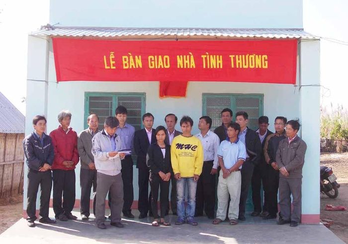 MTTQ giao tặng nhà ở cho hộ nghèo. Ảnh: T.N