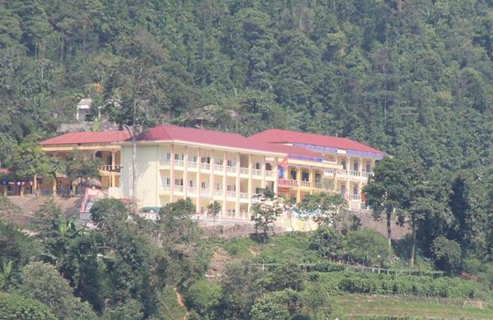 Trường Tiểu học và THCS số 1 Tả Phời dựa vào lưng núi ở thôn vùng cao Pèng.