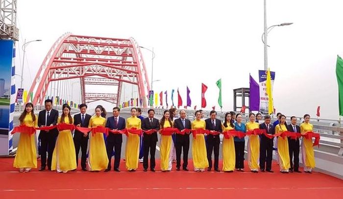 Thủ tướng Chính phủ Nguyễn Xuân Phúc cùng các đại biểu cắt băng khánh thành.