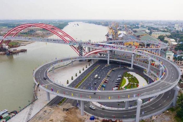 Cầu Hoàng Văn Thụ nhìn từ trên cao. Ảnh: CTV