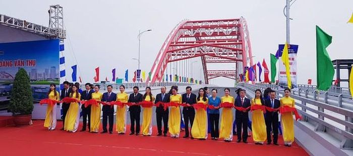 Thủ tướng Nguyễn Xuân Phúc cùng ban lãnh đạo thành phố cắt băng thông xe cầu