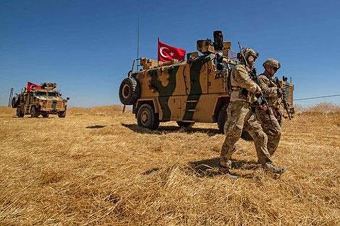 Quân đội Thổ Nhĩ Kỳ xuất hiện ở biên giới Syria 2 ngày sau khi Mỹ rút quân. 
