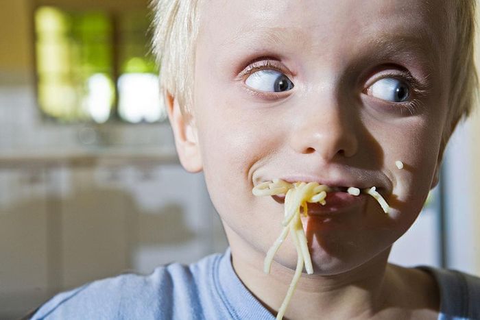 Ăn uống phát ra tiếng (trừ khi ăn ramen ở Nhật) được xem là hành động thiếu lịch sự. Điều này tương tự khi ợ hơi hay xì mũi. Bạn phải nhớ che miệng nếu ho hoặc hắt hơi. Câu "Xin lỗi, tôi sẽ quay lại ngay" tốt hơn là "Đợi tôi đi vào nhà vệ sinh". Ảnh: Getty.