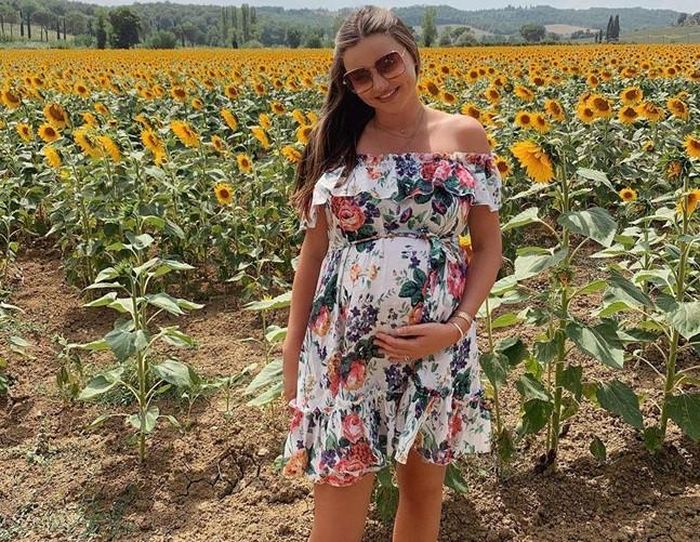 Siêu mẫu Miranda Kerr vẫn giữ được vẻ ngoài rạng rỡ, tươi tắn trong thời kỳ mang bầu.