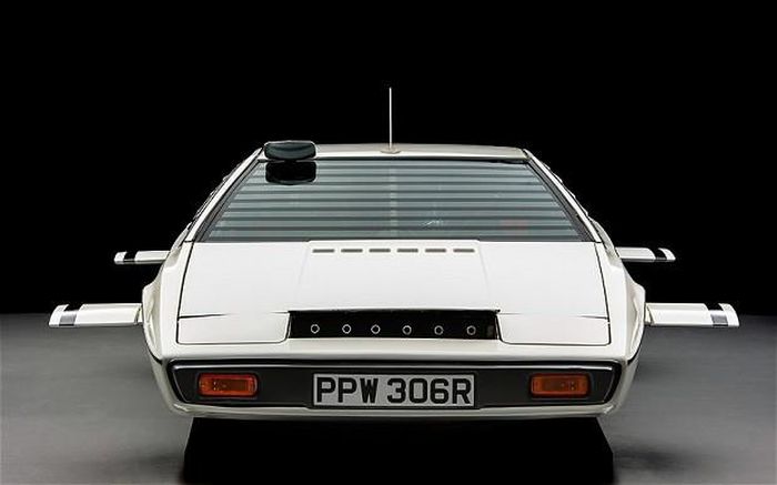 Bên cạnh bộ sưu tập xe hơi phục vụ việc đi lại của mình, Elon Musk còn chi gần 100.000 USD để mua chiếc 1976 Lotus Esprit từng xuất hiện trong phim Điệp Viên 007 năm 1977. Ảnh: The Telegraph. 