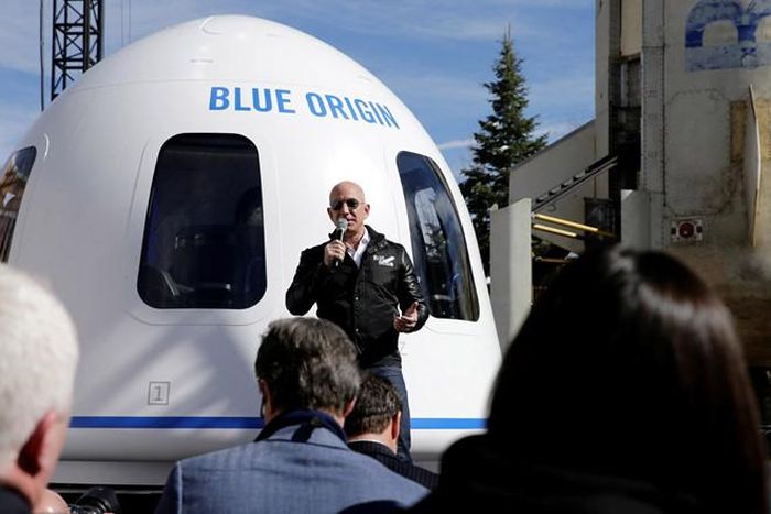 Một trong những niềm đam mê nổi tiếng của ông chủ Amazon là vũ trụ. Năm 2013, Bezos dành đến 3 tuần để đi tìm kiếm và sưu tầm các bộ phận của tàu vũ trụ Apollo 11 huyền thoại. Ảnh: Reuters. 
