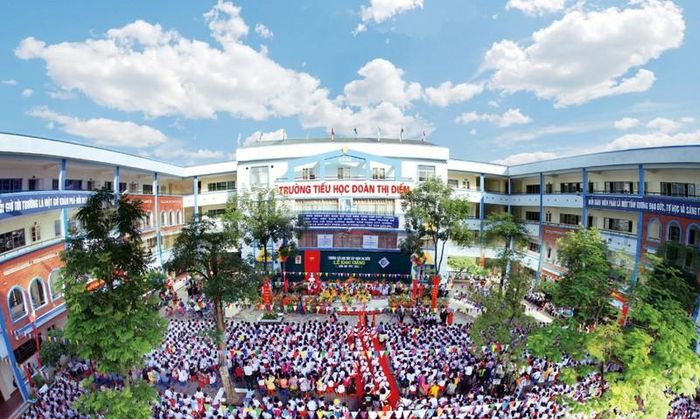 Tất cả các trường học bán trú tại khu đô thị Mỹ Đình II, quận Nam Từ Liêm, Hà Nội đều phải mua nước đóng bình để nấu ăn. Ảnh: GDVN