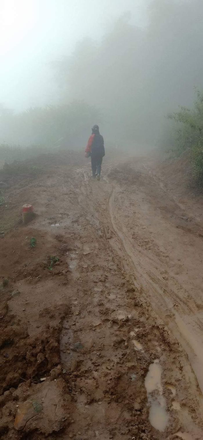 Người dân đi lại hết sức khó khăn, tiềm ẩn nhiều nguy cơ về mất an toàn giao thông