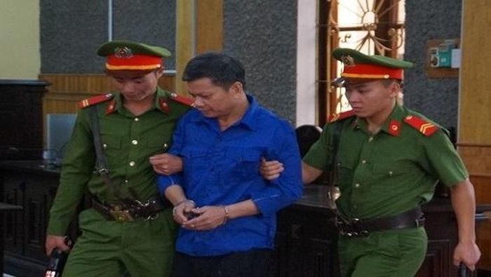  Bị cáo Lò Văn Huynh được công an dẫn giải đến tòa