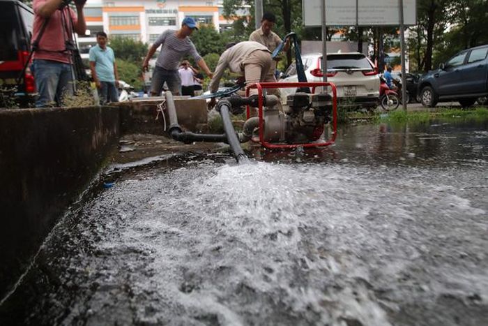 Toàn bộ nước trong bể bị nhiễm dầu được bơm bỏ.