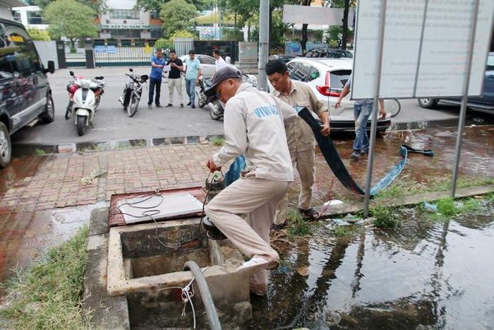 Lắp đặt máy bơm, hút nước từ dưới bể lên.