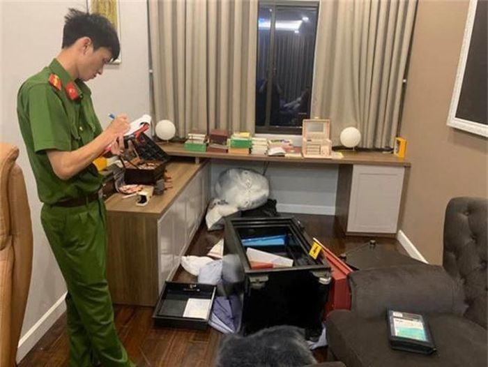Công an ghi nhận hiện trường vụ trộm.