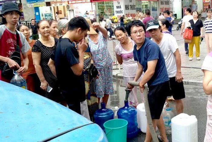 Người dân ở nhiều khu chung cư của Hà Nội phải xếp hàng lấy nước sạch từ xe bồn.