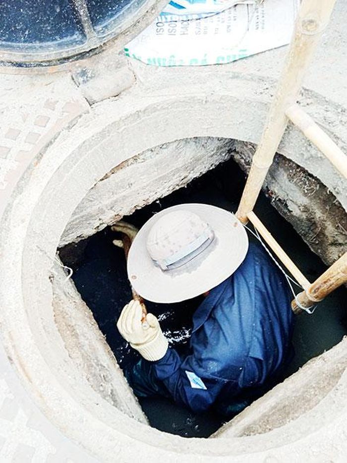  Công nhân Công ty Cổ phần Cấp thoát nước Khánh Hòa nạo vét hệ thống thoát nước thành phố. 