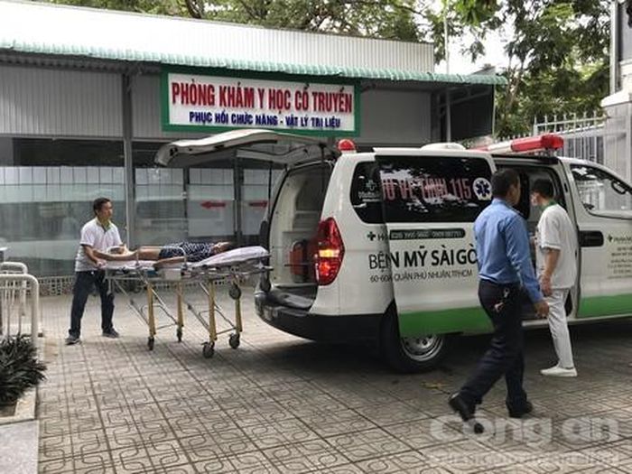 Nạn nhân được chuyển lên bệnh viện Nhân dân Gia Định cấp cứu.