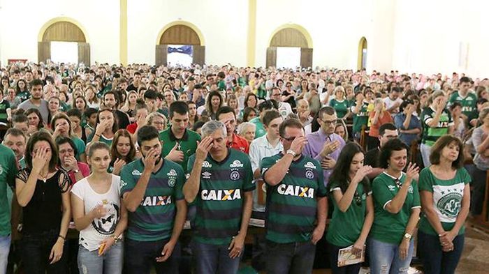 Các cổ động viên của Chapecoense trong một lễ tưởng niệm đội bóng ở nhà thờ San Antonio tại Chapeco, Brazil