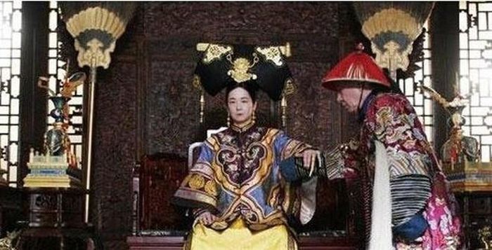 Trong số này có việc Từ Hi Thái hậu ra lệnh cho các công nhân thay đổi hòn đá được đặt trước thềm chính điện. Nguyên do là trên hòn đá đó có khắc hình một con thạch sùng.