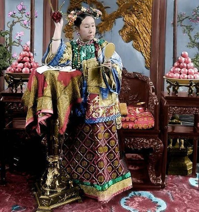 Do vội vã rời khỏi kinh thành nên người hầu không kịp chuẩn bị. Do vậy, Từ Hi Thái hậu buộc phải sử dụng những nhà vệ sinh ven đường và bị ám ảnh bởi sự không sạch sẽ, ruồi muỗi.