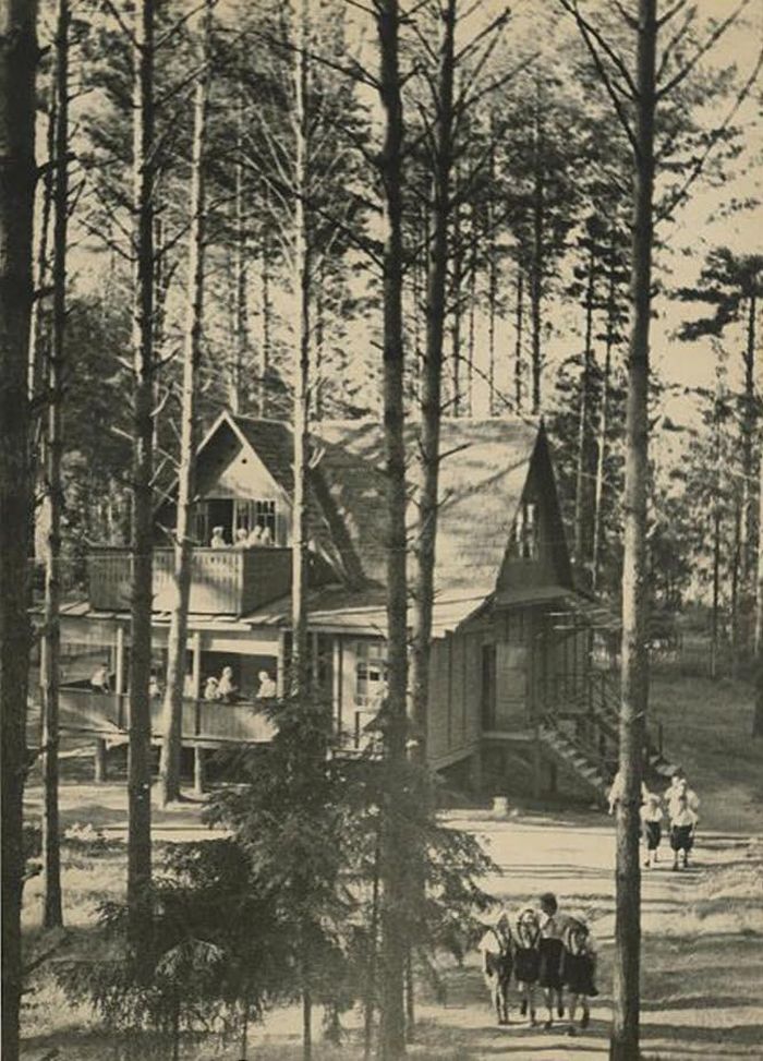 Trại hè Đội TNTP, những năm 1930. Vào mùa hè, học sinh cũng được gửi đến các trại hè của Đội để tham gia hoạt động ngoại khóa. Những trại hè như vậy có rải rác khắp đất nước, từ vùng ngoại ô cho đến ven biển.