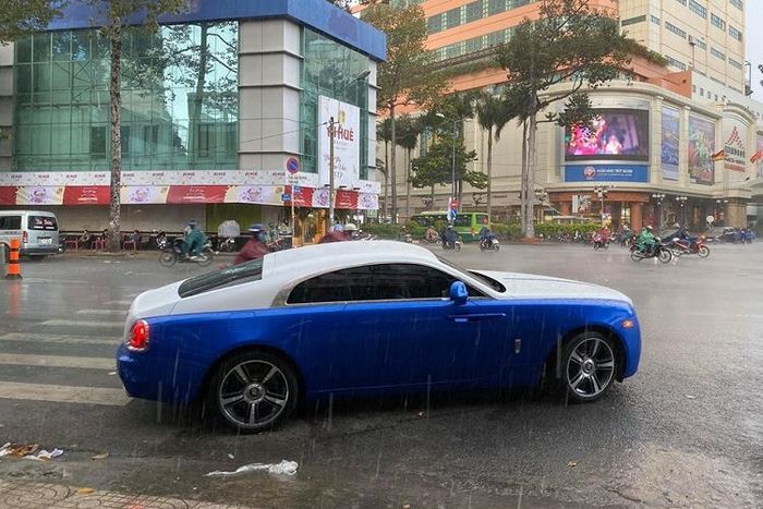 Xe mang hai tông màu là xanh Salamanca và trắng English. Ngoài bộ áo mới, chiếc coupe siêu sang Rolls-Royce Wraith màu độc này này còn có nhiều chi tiết mạ crôm sáng bóng và chủ nhân của xe còn có dự án thay bộ mâm độ cho xe. Hiện tại, chiếc Rolls-Royce Wraith này mang bộ mâm 5 chấu kép sơn hai tông màu tương phản là crôm và đen.