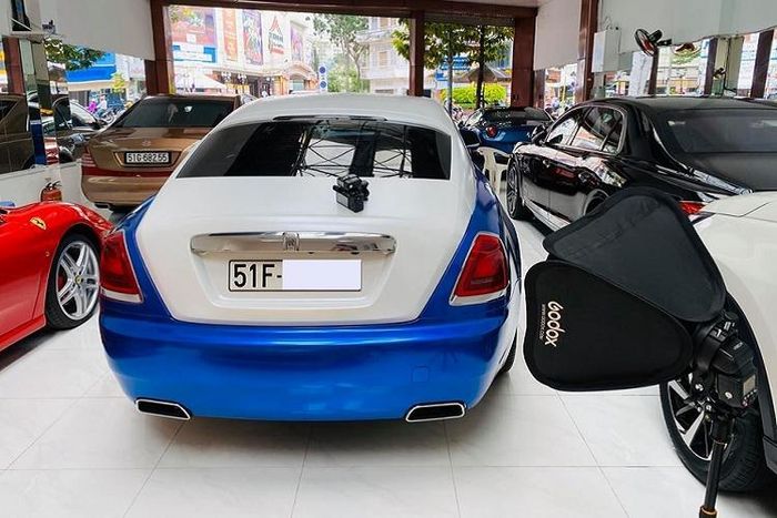 Nửa thân trên của chiếc Rolls-Royce Wraith hoàn thành màu trắng English, còn nửa thân dưới là xanh Salamanca. Xe siêu sang Rolls-Royce Wraith vẫn sử dụng khối động cơ V12, dung tích 6.6 lít, sản sinh công suất tối đa 623 mã lực tại vòng tua máy 5.600 vòng/phút và mô-men xoắn cực đại đạt 800 Nm tại dải vòng tua máy 1.500 – 5.500 vòng/phút.