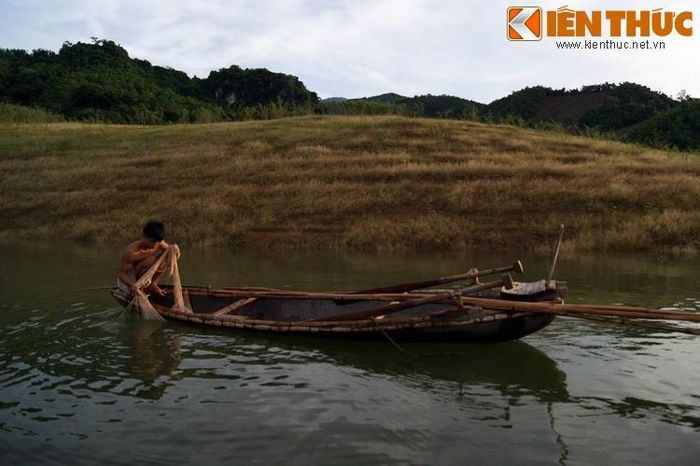 Những con thuyền cũng là công cụ lao động không thể thiếu của cư dân sống ở nơi đây. Từ khi nước về, nghề đánh bắt cá trong lòng hồ phát triển mạnh.
