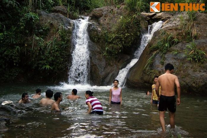 Hay thưởng thức làn nước mát rượi của dòng suối trong lành.