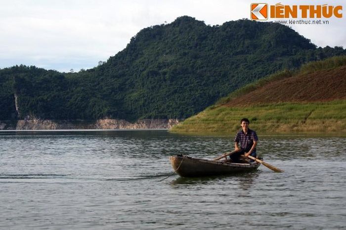 Du khách có thể mượn thuyền của những người dân bản hào phóng để khám phá vùng nước ven các đảo.